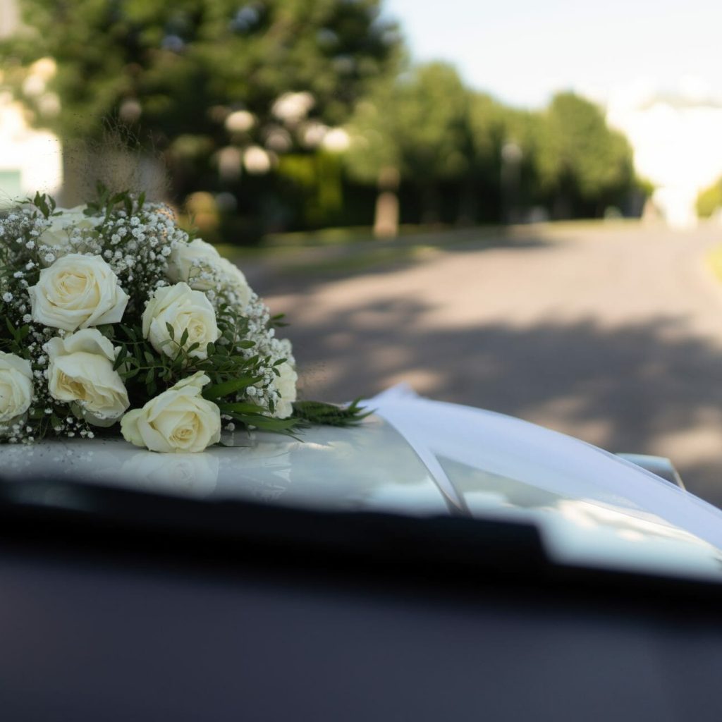 bridal flower bouquet on the car 2022 01 10 23 41 42 utc e1671510428443